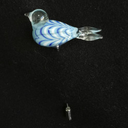 épingle oiseau bleu à rayures bleues et blanches